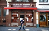 2020年5月30日，在比利時布魯塞爾，一名男子經過一家關閉的餐館。 （圖源：新華社）