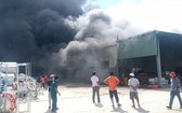 圖為平陽省土龍木市定和坊1月2日午時，天誠心公司倉庫發生了一場大火。（圖源：VOV）
