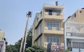 消防隊採用雲梯車進行滅火並營救被困人員。（圖源：PLO）