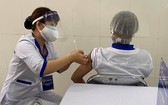 圖為海陽省金城縣醫護人員接受新冠疫苗接種。（圖源：衛生部）