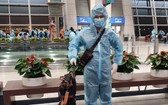 持有“疫苗護照”的鄭Calvin Q越僑醫生回國。 