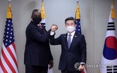 3月17日，在首爾龍山區國防部大樓，韓國國防部長官徐旭（右）與美國國防部長勞埃德·奧斯汀互相碰臂示意。（圖源：韓聯社）