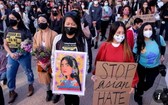 近日，美洛杉磯民眾舉行遊行抗議針對亞裔的暴力犯罪。（圖源：AFP）