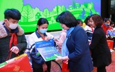 國家副主席鄧氏玉盛向義芳鄉小學校的學生頒發禮物。（圖源：芳華）