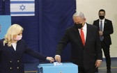 以色列總理內塔尼亞胡和他的妻子在投票。（圖源：DPA）