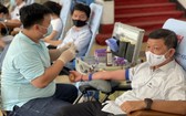 市勞動聯團常務副主席陳團忠（右一）參加人道捐血活動。（圖源：H. Đào）