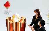 日本演員石原裏美與殘奧運動員參與點燃聖火。（圖源：互聯網）
