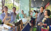 亞洲餅家展位代表向來賓介紹產品。