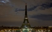 巴黎艾菲爾鐵塔熄燈響應地球一小時。（圖源：互聯網）