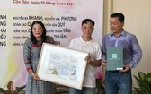 華人畫家羅漢榮(中)向崑崙島博物館代表贈送畫作。