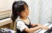正在彈琴的日本天才音樂少女。（圖源：互聯網）