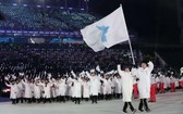 當地時間2018年2月9日晚，第23屆冬季奧林匹克運動會開幕式在韓國平昌舉行。圖為朝韓代表團攜手入場。（圖源：互聯網）
