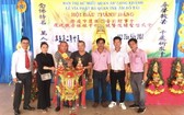 該廟理事長凌欽廷(右三)移交投得觀音慈袍給黃世英與家人。
