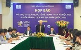越南旅遊協會常務副主席武世平（中）在新聞發佈會上發言。（圖源：安黎）