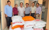 天后宮理事向土龍木市盲人會贈送1000萬元及500公斤大米。