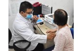 病人持醫保卡在第一郡西貢全科醫院診治病。