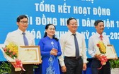 市人民議會主席阮氏麗表彰出色完成任務的幹部。（圖源：越勇）