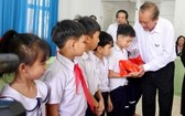 政府常務副總理張和平（右一）向武鴻山殘疾兒童撫養中心的小朋友們贈送禮物。（圖源：阮玉）
