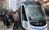 民眾乘坐新線路有軌電車。(圖源:互聯網)