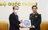 國防部長潘文江上將（右）向中國駐越南特命全權大使熊波贈送紀念品。（圖源：芳玲）