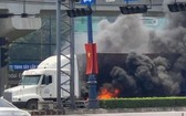 集裝箱車在河內公路自燃
