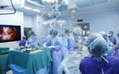 在進行器官移植手術中的越德醫院器官移植團隊。（圖源：院方提供）