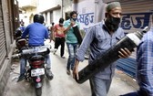 印度新德里新冠疫情失控，氧氣瓶等醫療資源極度短缺。（圖源：互聯網）