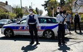 4月23日，消防員和警察站在法國伊夫林省朗布依埃市警察局附近。（圖源：AFP）