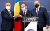 4月23日，在羅馬尼亞首都布加勒斯特，羅馬尼亞外長奧雷斯庫（中）、波蘭外長拉烏（右）和土耳其外長恰武什奧盧在聯合記者會上碰拳。 （圖源：新華社）