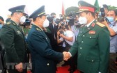 國防部部長潘文江上將（前右）與中國國防部部長魏鳳和上將互相握手致意。（圖源：越通社）