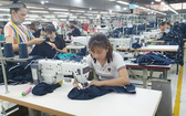 Fly High Garment公司員工正在生產成衣一隅。
