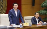 國會主席王廷惠（左）在會上發表講話。（圖源：越通社）