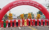 國家副主席武氏映春（黃衣者）出席阮太學橋落成剪綵儀式。（圖源：寶斗）