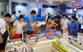 消費者在本市的一家超市選購水海產品。（圖源：高昇）