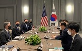 韓外長官鄭義溶（右二）與美國務卿布林肯（左一）舉行會談。（圖源：互聯網）
