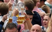 圖為2019年9月21日，人們在第186屆德國慕尼黑啤酒節上享用啤酒。（圖源：新華社）