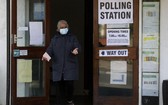 選民在倫敦一個票站投票。（圖源：AP）