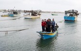 巴勒斯坦漁民因以色列關閉加沙地帶捕魚區返回岸上。（圖源：路透社）