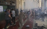 10日，巴勒斯坦示威者與以色列警員在耶路撒冷阿克薩清真寺發生衝突。（圖源：AP）