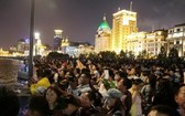 圖為2017年5月1日，上海外灘，遊客們在觀賞夜景。（圖源：互聯網）