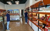 平陽省苡安市綠色廣場複合區的大發食品旗艦店準備投入活動。