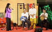 藝人清姮參加《人生秀》節目以幫助單手殘障、彈吉他五十年的前江省藝人蔡文二。