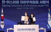 韓國產業通商資源部通商交涉本部長俞明希（右）12日在首爾樂天酒店同以色列經濟與產業部部長阿米爾·佩雷茨（Amir Peretz）舉行了韓以自貿協定簽署儀式。（圖源：韓國產業通商資源部）