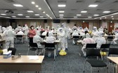 醫護人員隊伍為北寧省三星電子廠全體工人員工進行採樣測試。（圖源：人民報）