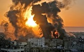以色列空襲後，加沙南部地帶一些建築物燃起熊熊大火。（圖源：AFP）