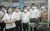 市人委會主席阮成鋒（中）檢查企業防疫工作。（圖源：高昇）
