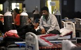 5月8日，新冠患者在印度新德里的一處隔離中心吸氧。（圖源：新華社）