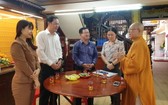 市越南祖國陣線委員會常務副主席阮成忠(左二)探訪觀音精舍。