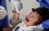 在黎巴嫩貝魯特一家醫院，一名兒童接受新冠病毒檢測。（圖源：新華社）