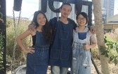 黃氏莊、阮文詩和張氏賞（左起）３人開設再製廢料的咖啡館來宣傳環保意識。